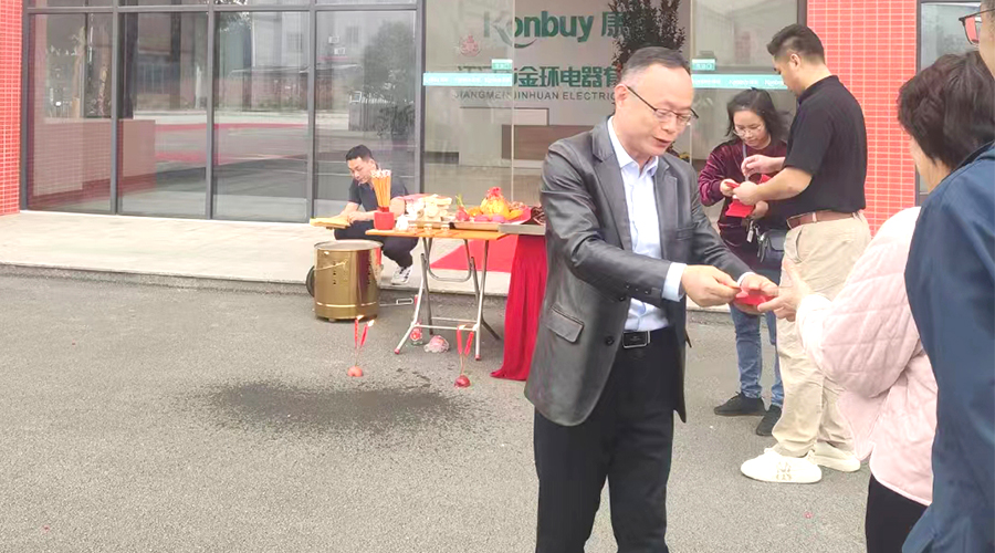 開工好兆頭！金環(huán)電器為全體員工發(fā)放紅包福利！