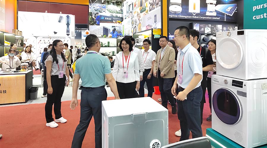 廣交會(huì)迎來(lái)大咖！江門市市長(zhǎng)親臨金環(huán)電器展位參觀交流
