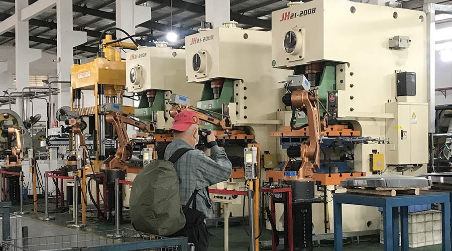 江門(mén)市攝影協(xié)會(huì)蒞臨金環(huán)電器拍攝交流  用鏡頭見(jiàn)證實(shí)力！