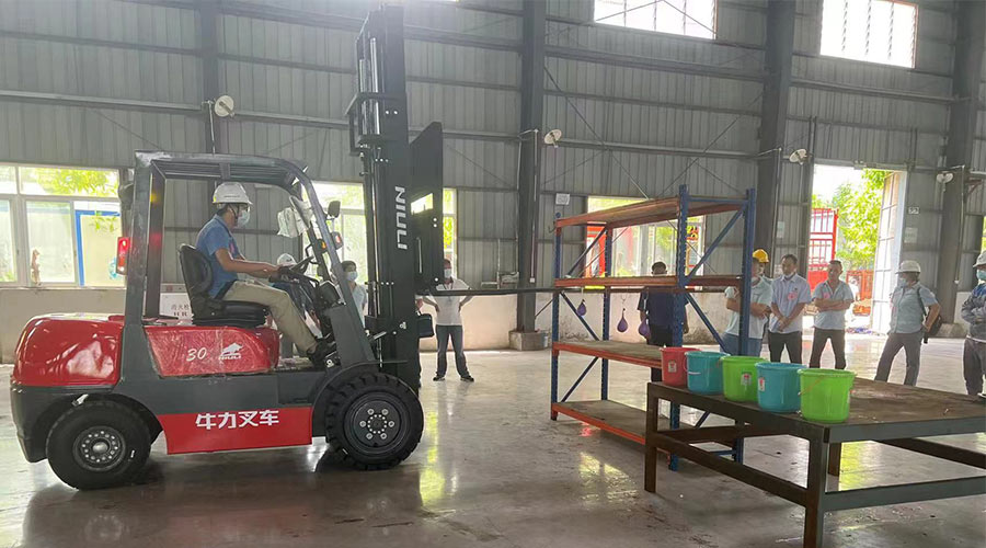 比技能 展風采！金環(huán)電器參與鶴城鎮(zhèn)第二屆企業(yè)職工叉車技能競賽