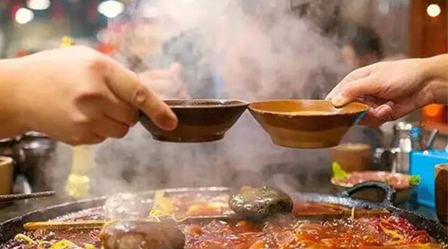 冬天火鍋團建引來一身火鍋味  衣物烘干機化解職場尷尬！